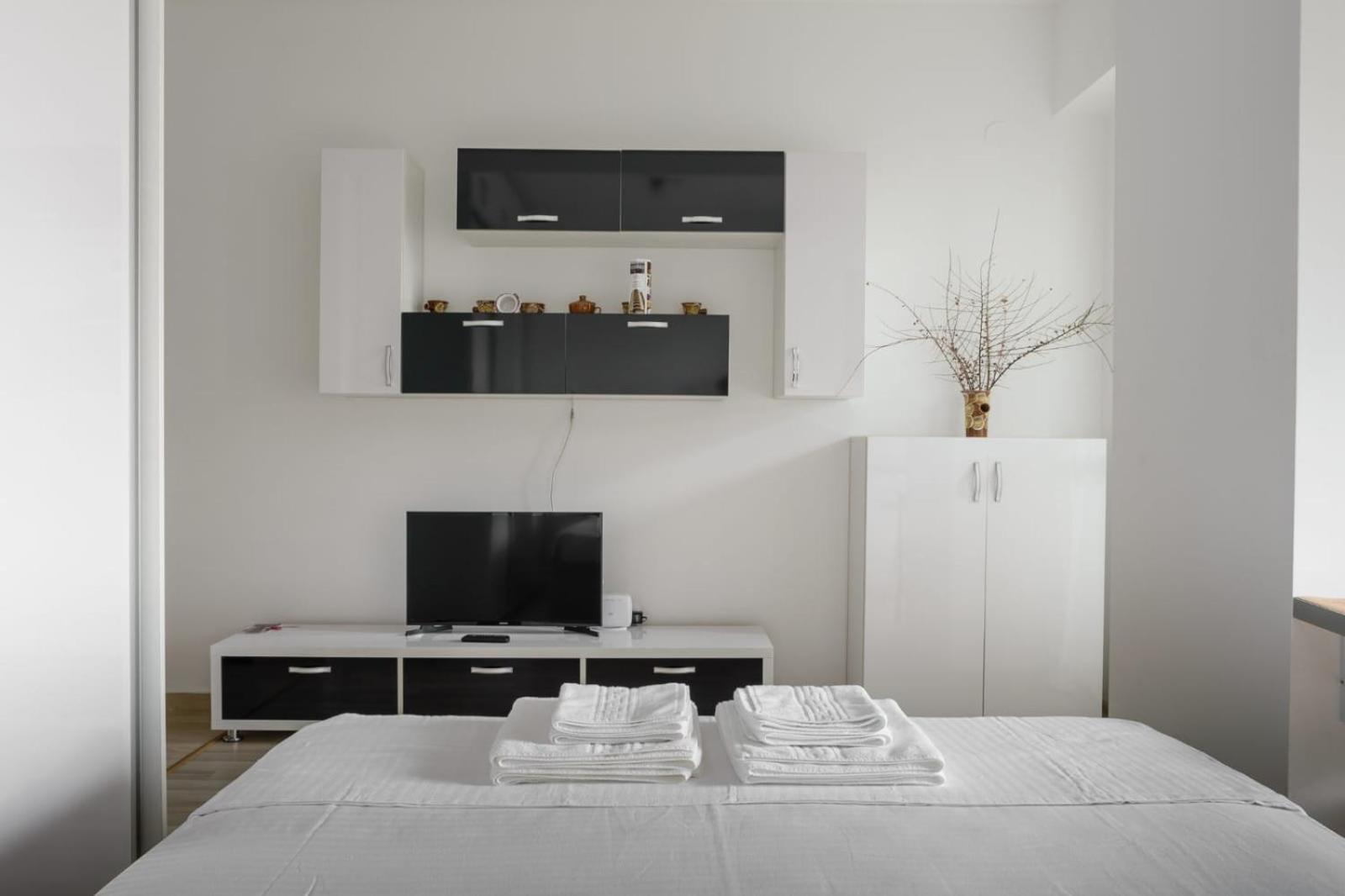 Studios & Apartments Palas By Glam At Lazar Towers 雅西 外观 照片